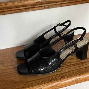 9.2.5 Women’s Sling Back Size 8 1/2M